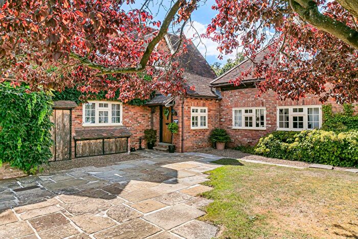 6 Bedroom End Of Terrace House For Sale In Lyne Lane, Lyne, Chertsey, Surrey, KT16