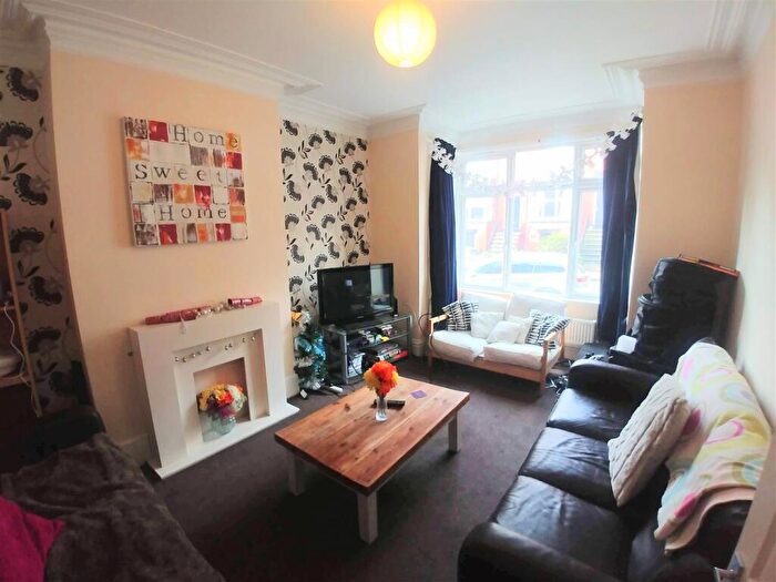 5 Bedroom Terraced House To Rent In Beechwood View, Leeds, LS4
