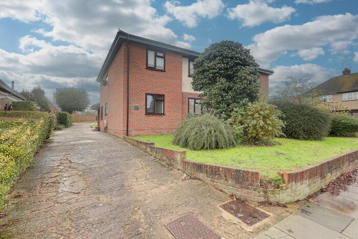 2 Bedroom Flat To Rent In Carlton Avenue, Westcliff-On-Sea, SS0