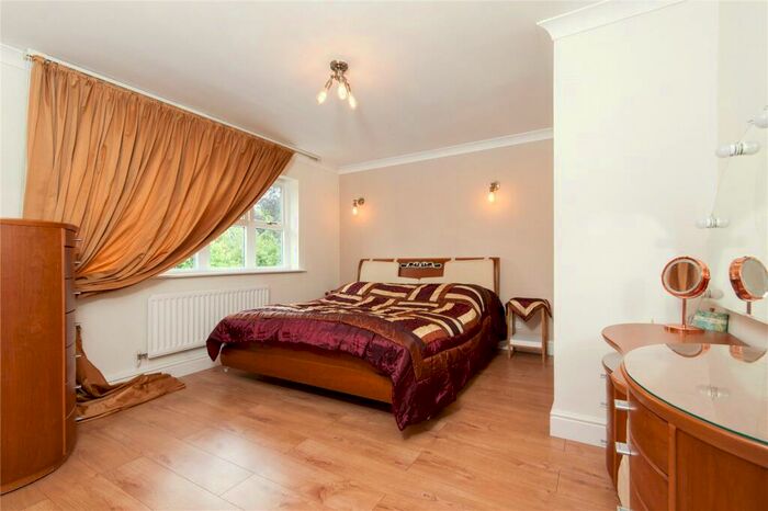 5 Bedroom Detached House For Sale In Orchard End, Weybridge, KT13