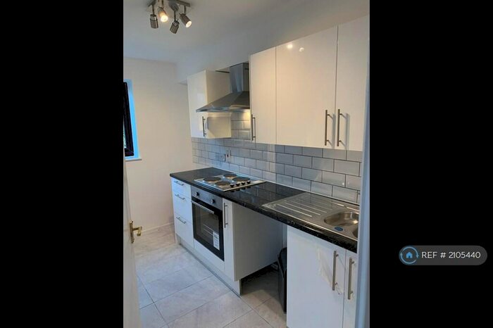 1 Bedroom Flat To Rent In Avern Close, Tipton, DY4