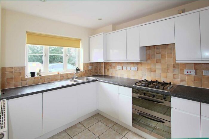 4 Bedroom House To Rent In Lower Green Gardens, Worcester Park, KT4