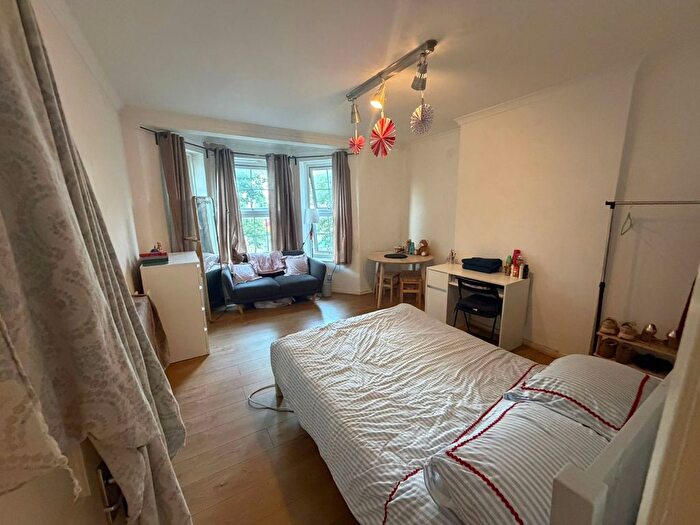 3 Bedroom Flat To Rent In Loughborough Estate, London, SW9
