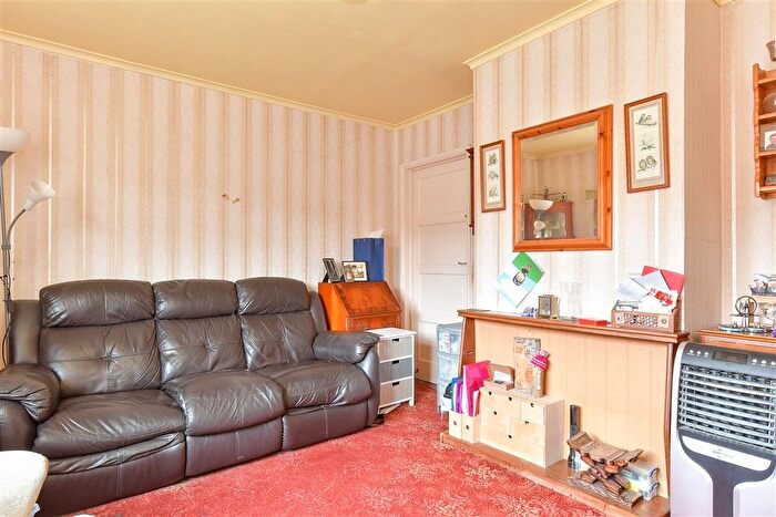 3 Bedroom Terraced House For Sale In Churchill Avenue, Chatham, Kent, ME5