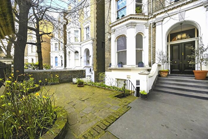 2 Bedroom Apartment For Sale In Redcliffe Gardens, London, SW10