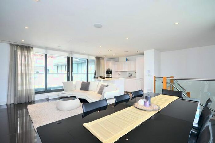 3 Bedroom Flat To Rent In Leman Street, Aldgate, London, E1