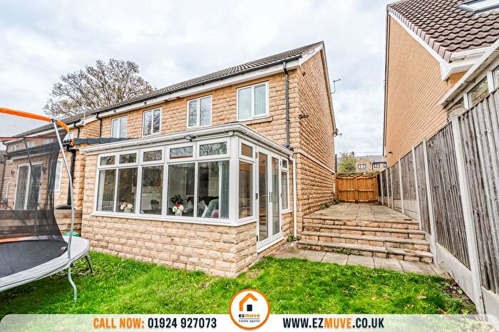 3 Bedroom Semi-Detached House For Sale In Briar Court, Heckmondwike, WF16