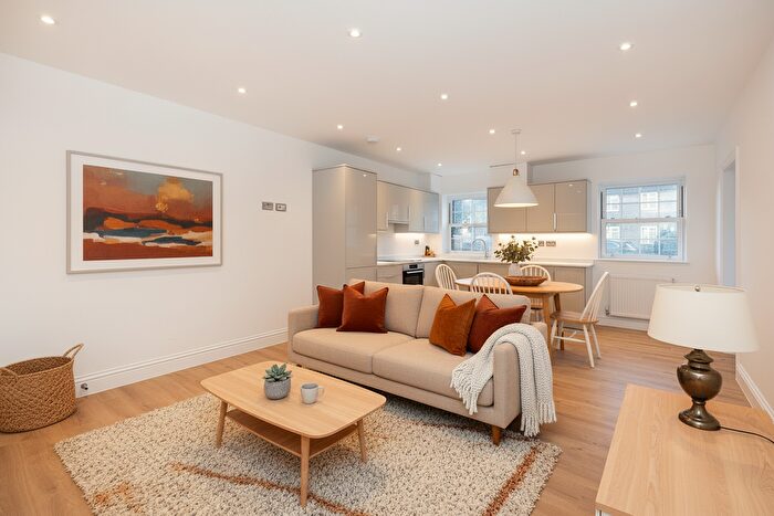 3 Bedroom Flat For Sale In Caterina Court, A Fairmead, Surbiton, KT5