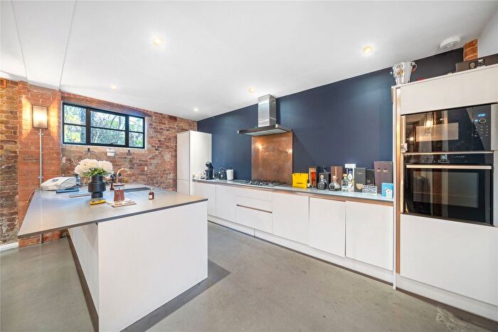 2 Bedroom Flat To Rent In Limes Road, Beckenham, BR3