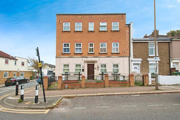 2 Bedroom Apartment To Rent In Woolwich, SE18
