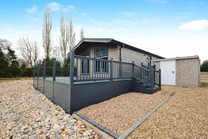 2 Bedroom Park Home For Sale In Barton-Upon-Humber, Lincolnshire, DN18