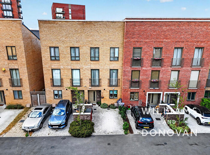 3 Bedroom Town House For Sale In Hart Way, Rainham, RM13