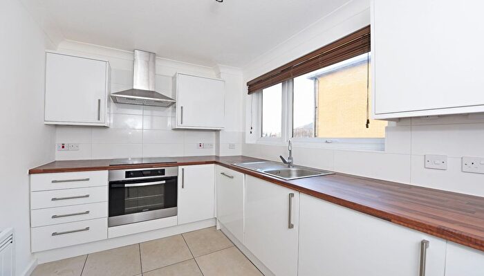 2 Bedroom Flat To Rent In St. Mark's Hill, Surbiton, KT6
