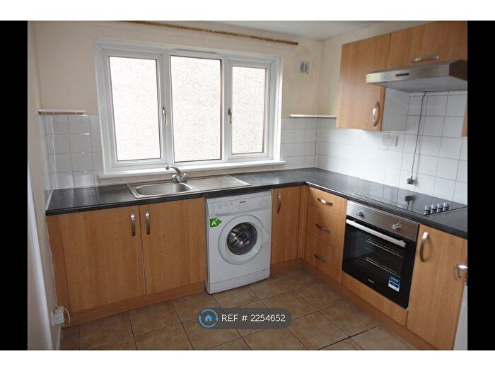 2 Bedroom Flat To Rent In Craighead Way, Barrhead, G78