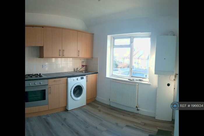 1 Bedroom Flat To Rent In Winmill Road, Dagenham, RM8
