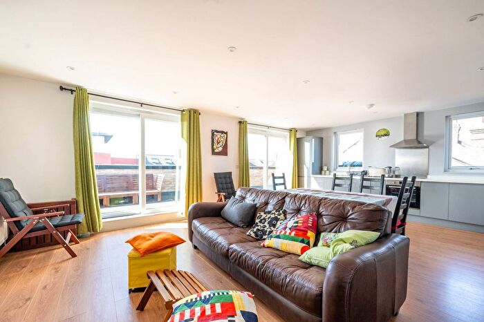 3 Bedroom Flat To Rent In Fifth Avenue, Manor Park, London, E12