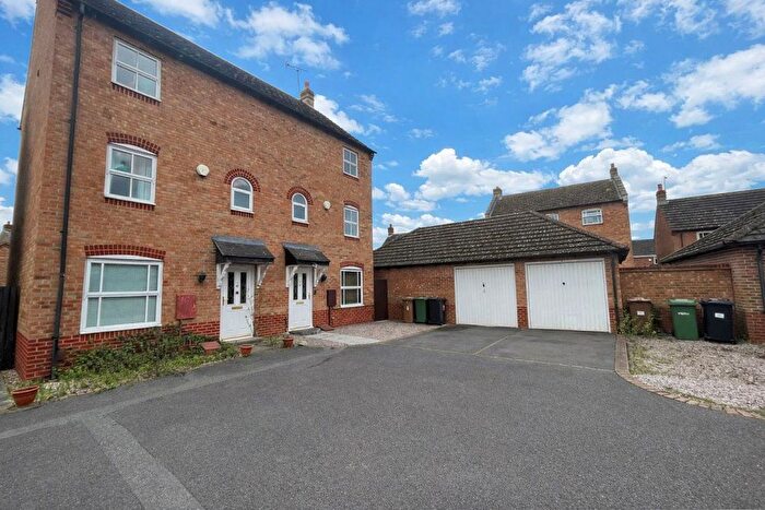 3 Bedroom Town House To Rent In Shrub Road, Hampton Vale, PE7