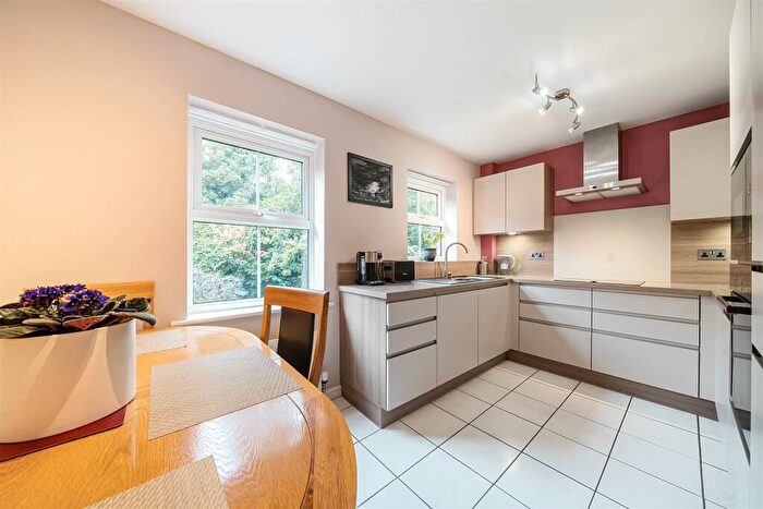 3 Bedroom End Of Terrace House For Sale In Forfield Drive, Beggarwood, RG22