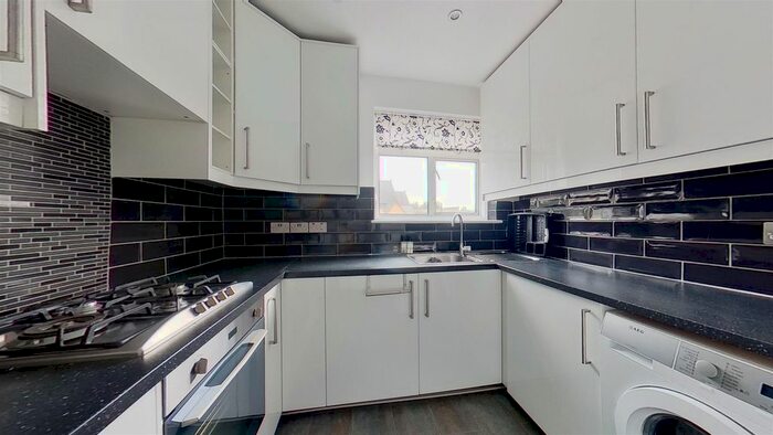 2 Bedroom Flat To Rent In Garratt Lane, London, SW18