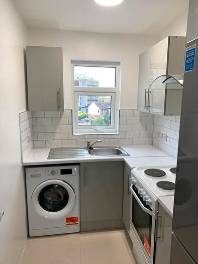 4 Bedroom Flat To Rent In Woodford Avenue, Ilford, IG2