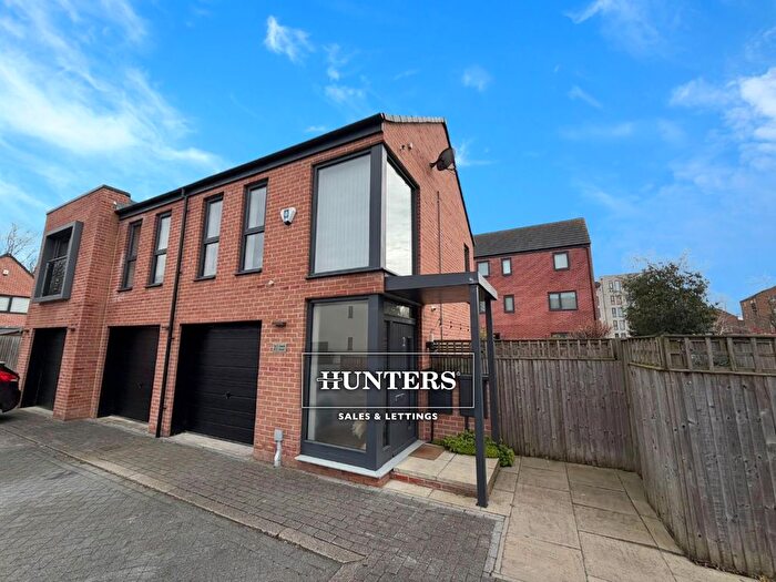 2 Bedroom Flat To Rent In Church Street, Castleford, West Yorkshire, WF10