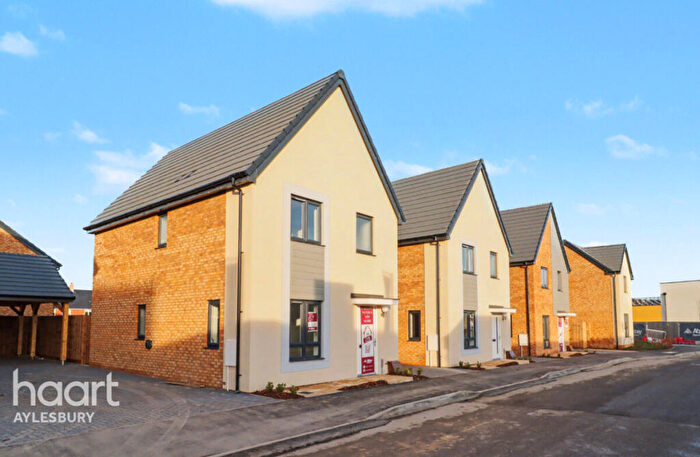 3 Bedroom Detached House For Sale In The Deene, Aylesbury, HP18