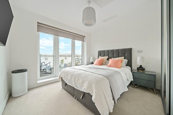 2 Bedroom Flat For Sale In Flambard Way, Godalming, GU7