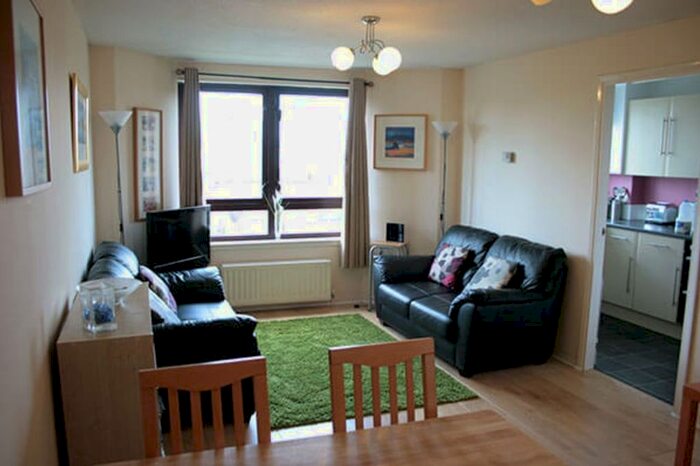 2 Bedroom Flat To Rent In Middlesex Gardens, Glasgow, G41