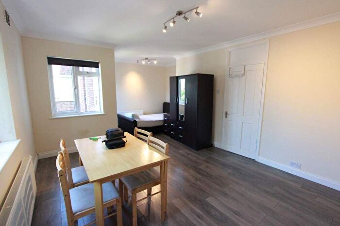 2 Bedroom Flat To Rent In Ewart Grove, London, N22