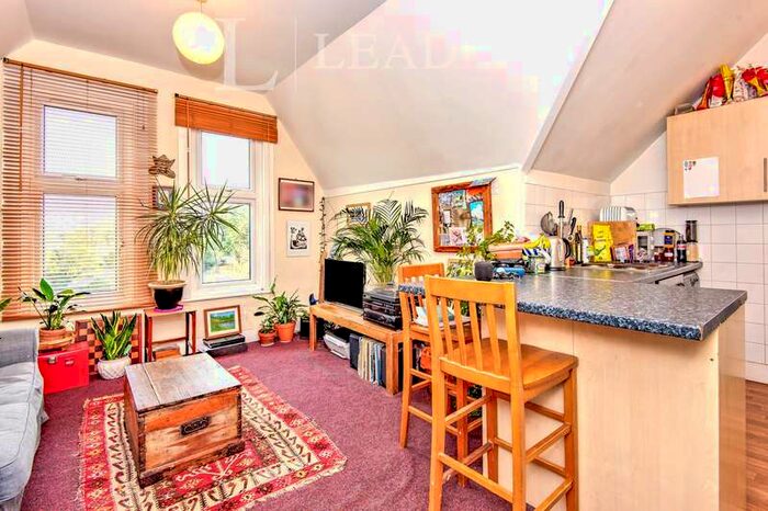 2 Bedroom Flat To Rent In Crowborough Road, Southend-on-sea, Essex., SS2