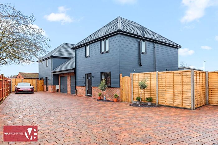 3 Bedroom Semi-detached House To Rent In Gurwood Close Duke Street, Hoddesdon, EN11