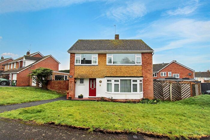 3 Bedroom Detached House For Sale In Foxcombe Drive, Tilehurst, Reading, RG31