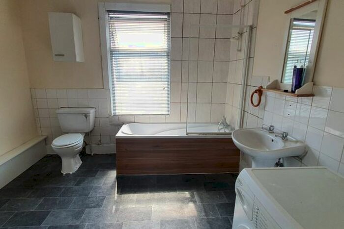 2 Bedroom Flat To Rent In Coppermill Lane, London, E17