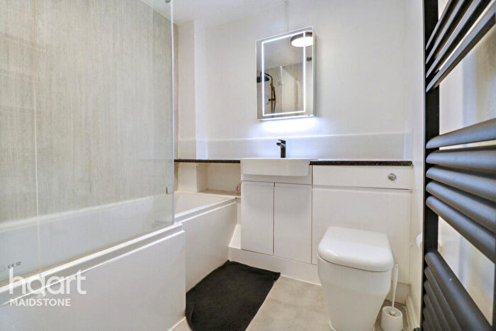 2 Bedroom Apartment For Sale In Lindisfarne Gardens, Maidstone, ME16