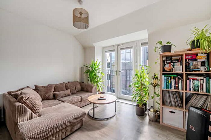 2 Bedroom Flat For Sale In Woodlock Court, Farnham, Surrey, GU9