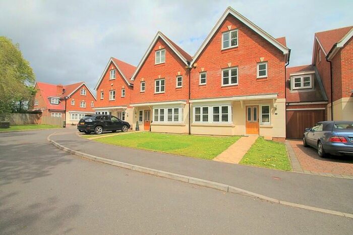 4 Bedroom Town House To Rent In Bedroom Semi Detached Town House In Kenley, CR8