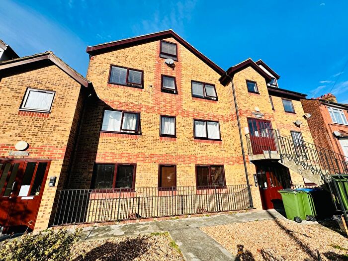 1 Bedroom Flat To Rent In Maple Court, Cantwell Road, Shooters Hill, London, SE18