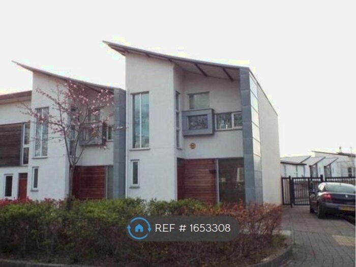 3 Bedroom Semi-Detached House To Rent In Paxton Place, Manchester, M11