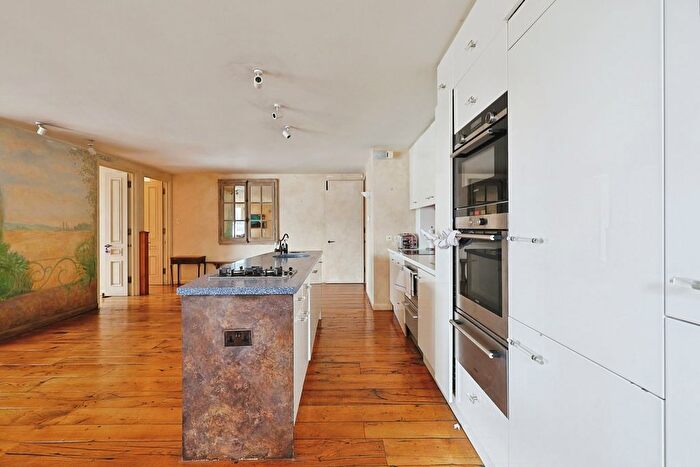 2 Bedroom Flat For Sale In Battersea Church Road, London, SW11