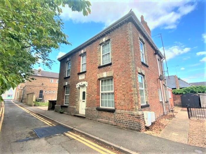 3 Bedroom Semi-Detached House To Rent In Holbeach, PE12