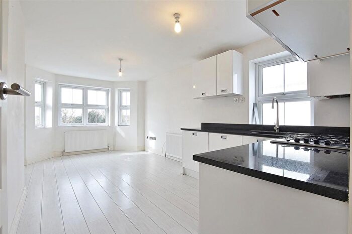2 Bedroom Flat To Rent In Uxbridge Road, Hampton Hill, TW12