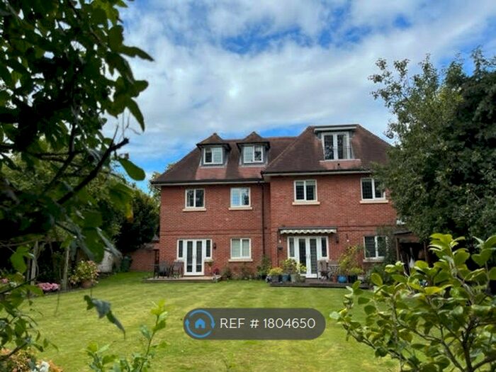 2 Bedroom Flat To Rent In Broad Lane, Hampton, TW12