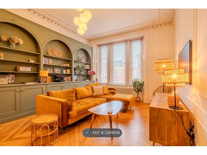 2 Bedroom Flat To Rent In Cathcart Road, Glasgow, G42