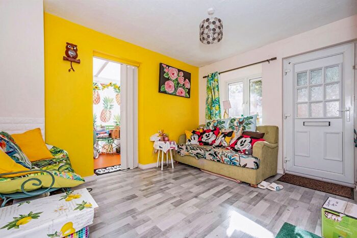 1 Bedroom End Of Terrace House For Sale In Banner Close, Purfleet, RM19