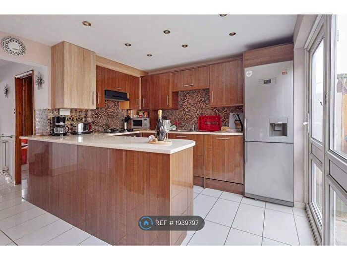 3 Bedroom Detached House To Rent In Vale Road, Windsor, SL4