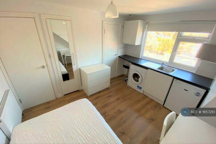 Studio To Rent In Russell Lane, London, N20