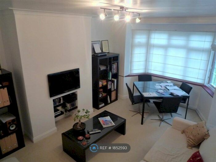 2 Bedroom Flat To Rent In Rutland Court, London, SE5