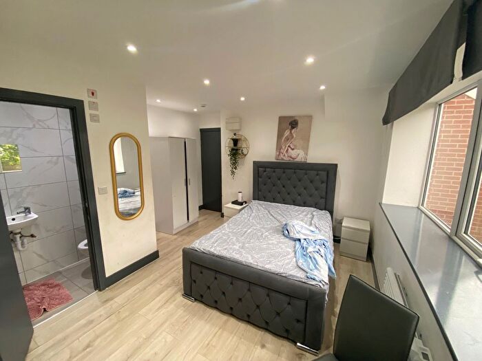 Studio To Rent In Fawns Manor Close, Feltham, TW14