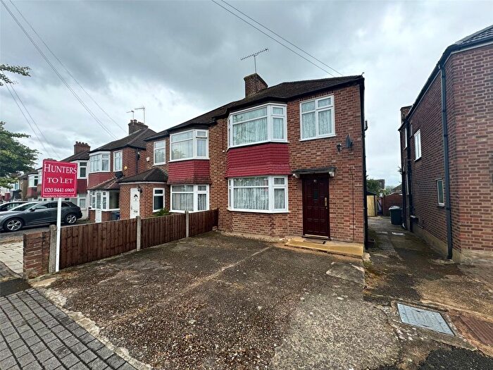 3 Bedroom Semi-Detached House To Rent In Sherrards Way, Barnet, EN5