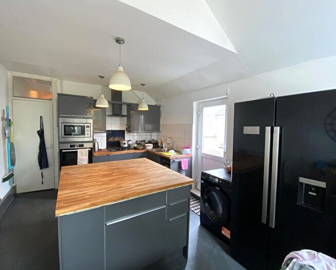 3 Bedroom Maisonette To Rent In Splott Road, Splott, Cardiff, CF24